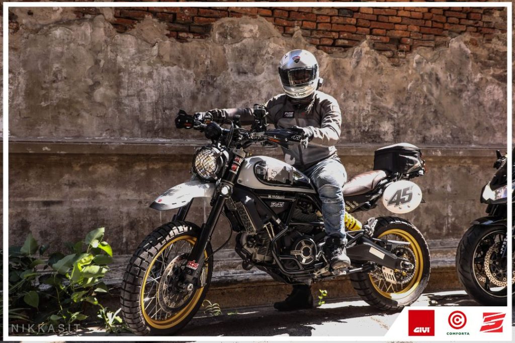 รถมอเตอร์ไซค์ Ducati Scrambler ติดตั้งกระเป๋ามัดท้าย GIVI