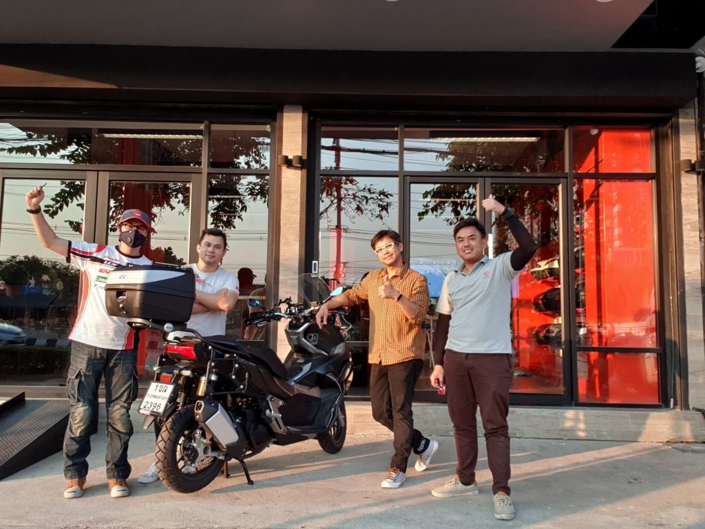 รถมอเตอร์ไซค์ Honda ADV150 ติดตั้งแร็คท้าย GIVI SRV-ADV150 และ กล่องท้าย B32N-ADV