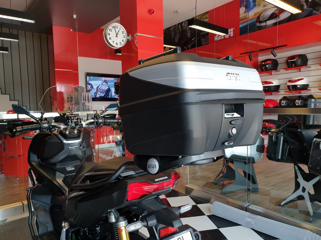 รถมอเตอร์ไซค์ Honda ADV150 ติดตั้งแร็คท้าย GIVI SRV-ADV150 และ กล่องท้าย B32N-ADV