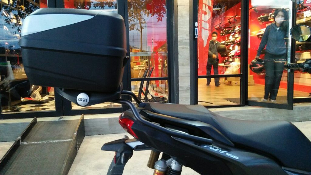 รถมอเตอร์ไซค์ Honda ADV150 ติดตั้งแร็คท้าย GIVI SRV-ADV150 และ กล่องท้าย B32N