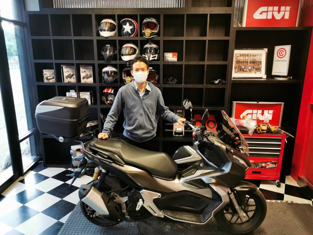 รถมอเตอร์ไซค์ Honda ADV150 ติดตั้งแร็คท้าย GIVI SRV-ADV150 และ กล่องท้าย B32N