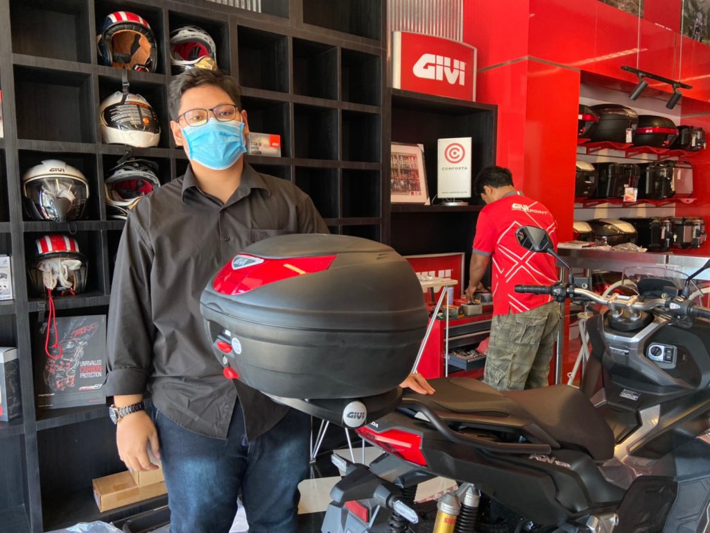 รถมอเตอร์ไซค์ Honda ADV150 ติดตั้งแร็คท้าย GIVI SRV-ADV150 และ กล่องท้าย E350N