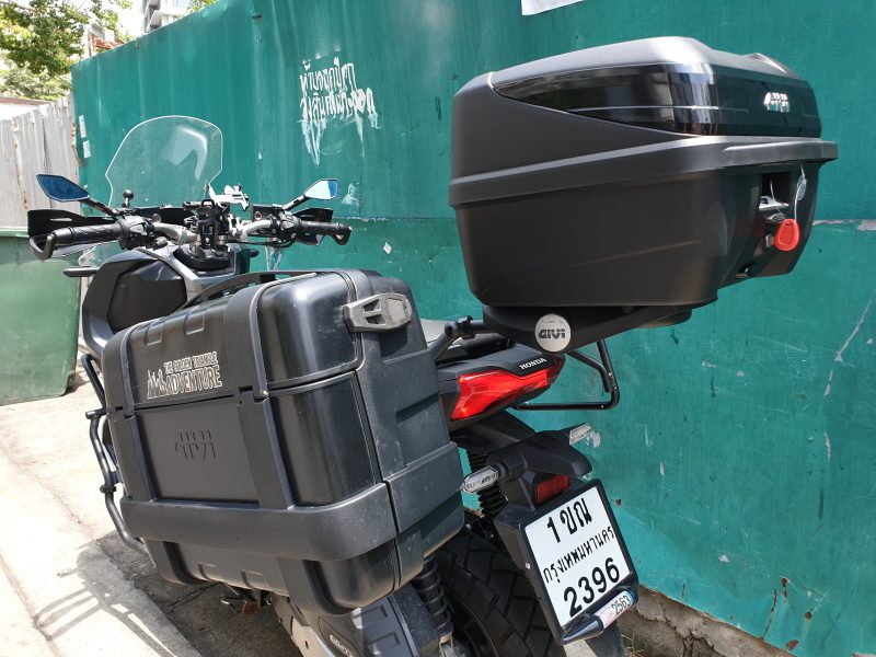 รถมอเตอร์ไซค์ Honda ADV150 ติดตั้งแร็คท้าย GIVI กล่องท้าย B32NB และกล่องข้าง TRK33BPACK2