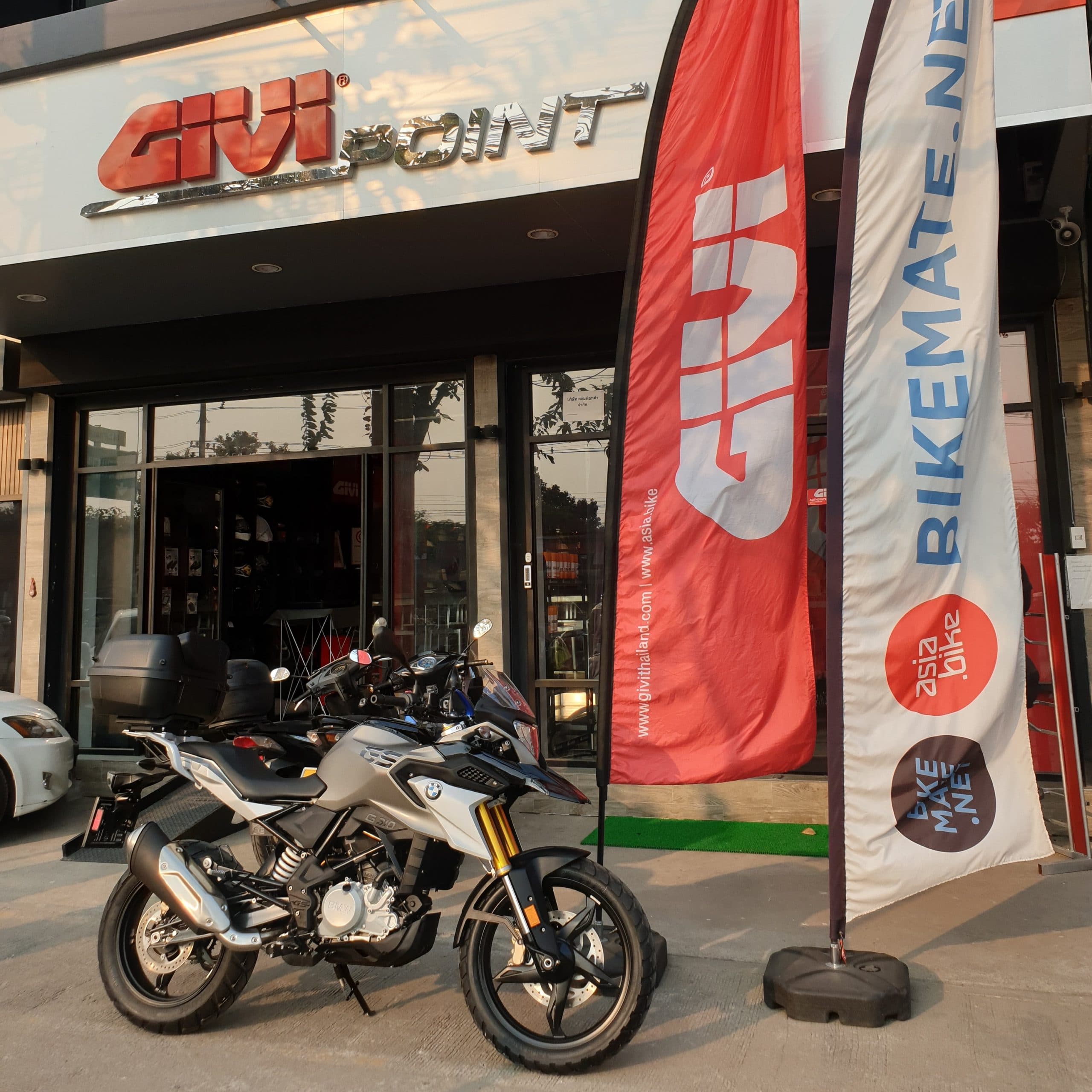 รถมอเตอร์ไซค์ BMW G 310 GS ติดตั้งกล่องท้าย GIVI E43NTL-ADV