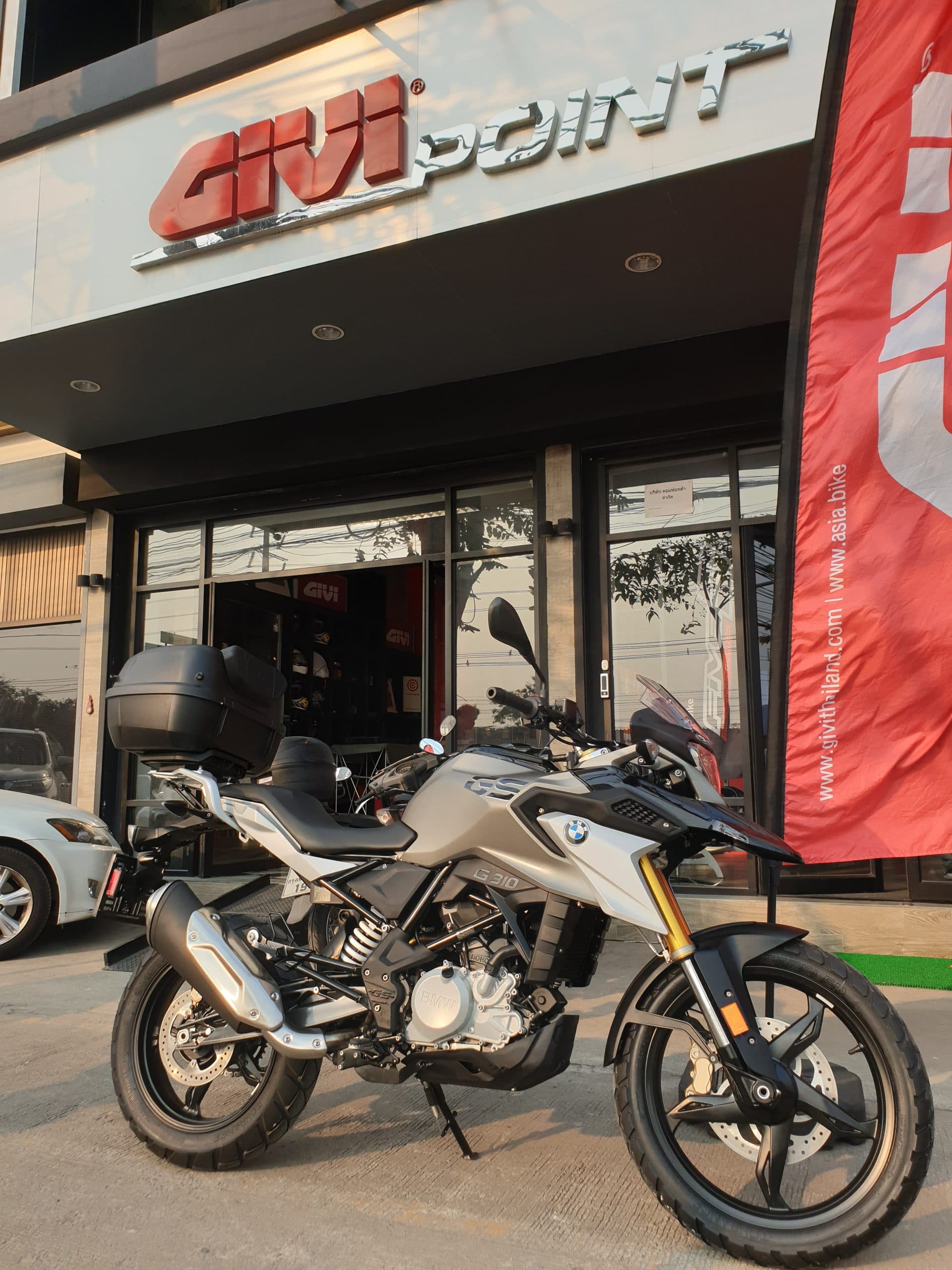 BMW G 310 GS motorcycle with GIVI E43NTL-ADV rear box installed.