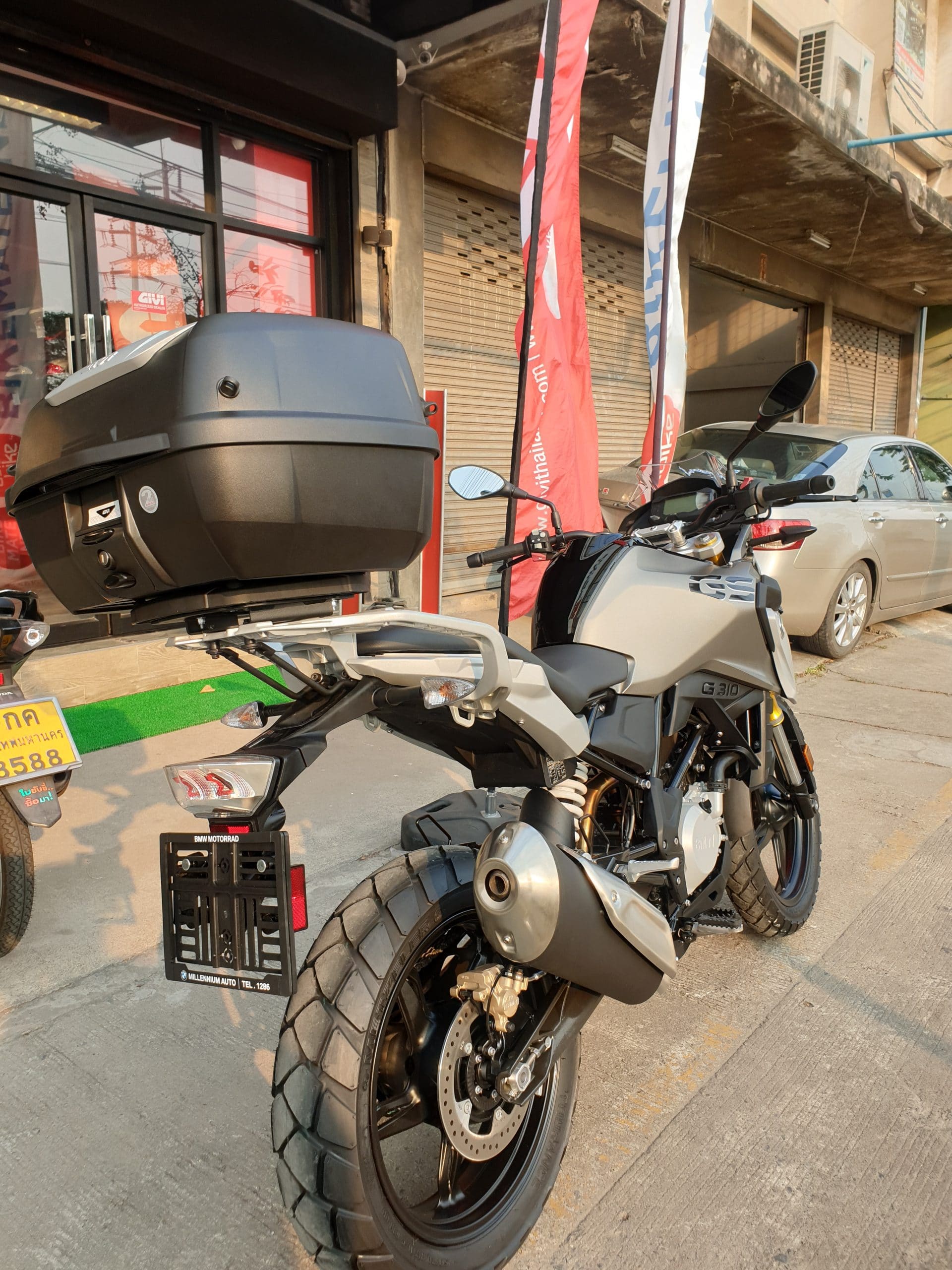 BMW G 310 GS motorcycle with GIVI E43NTL-ADV rear box installed.