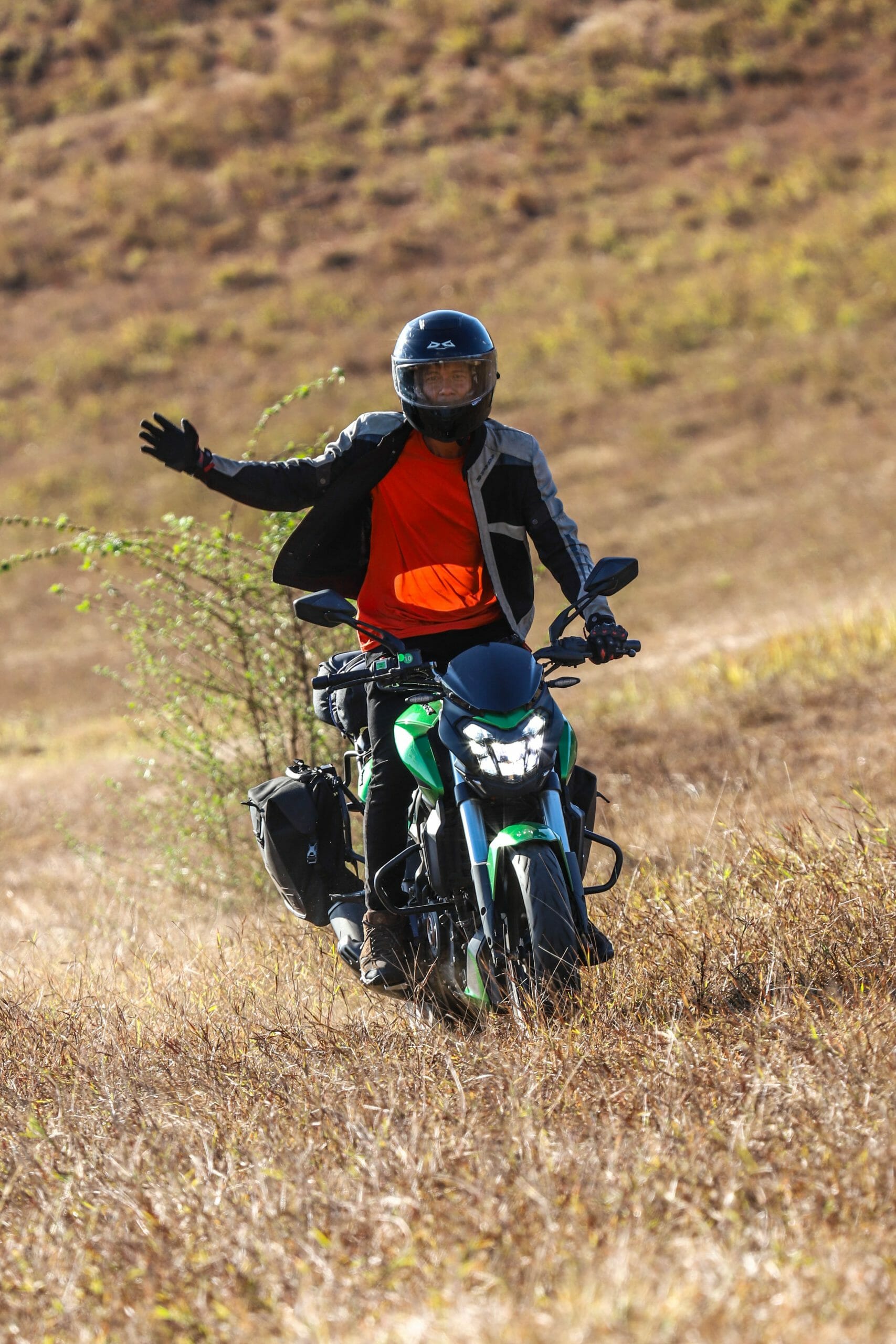 GIVI Corium Bags on board Bajaj Dominar 400 with Backpacker Ball