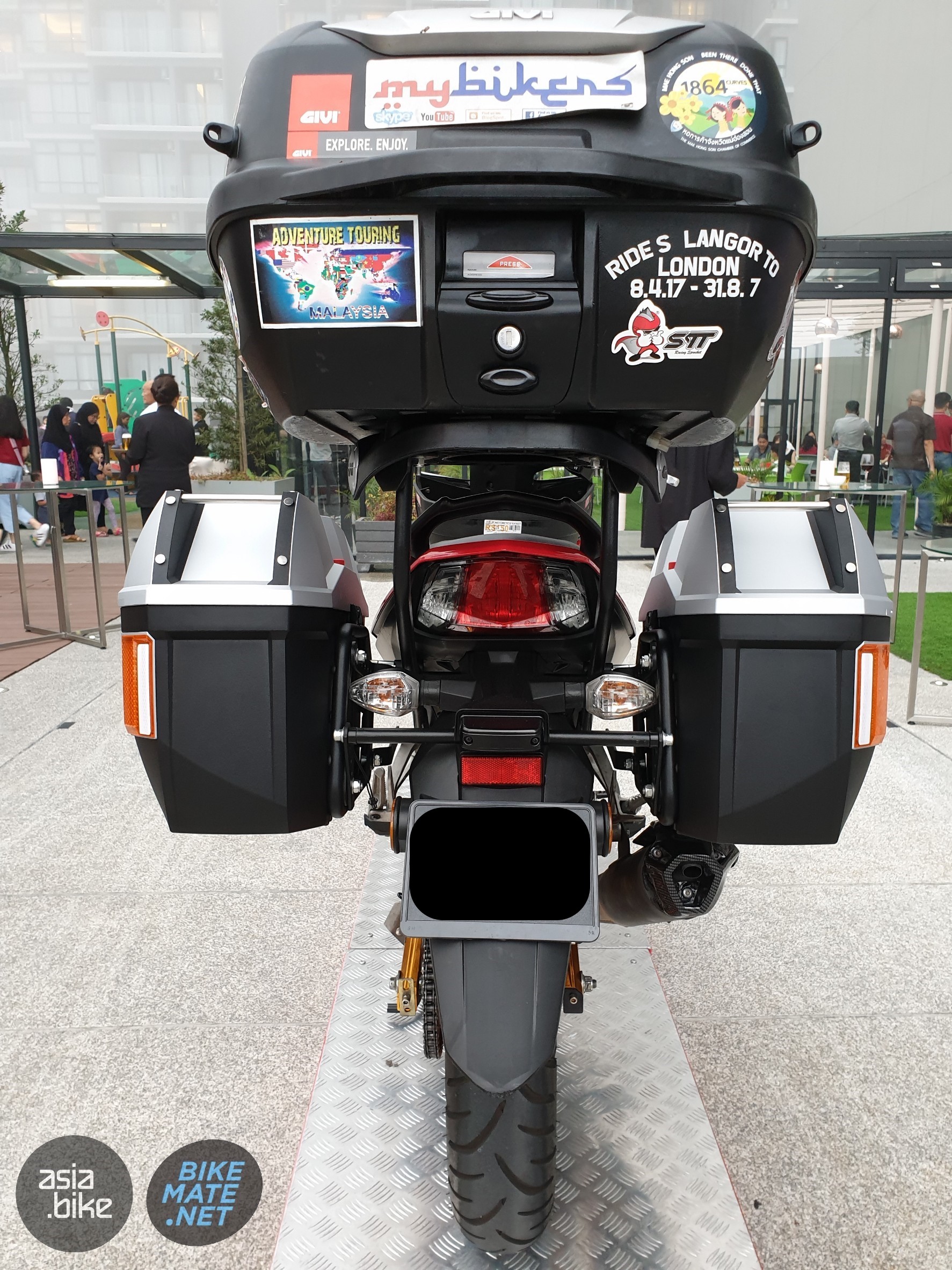 กล่องท้าย GIVI E43NTL-ADV และ กล่องข้าง GIVI E23G730-S_OR บนรถมอเตอร์ไซค์สกู๊ตเตอร์