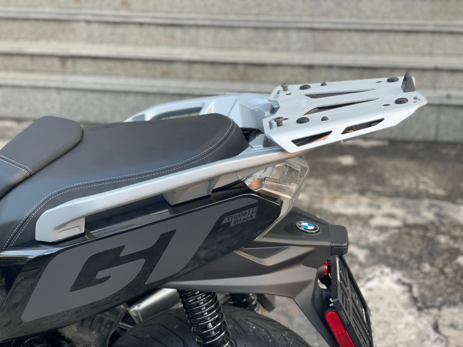 ถาดติดกล่องท้าย GIVI M8A Monokey 