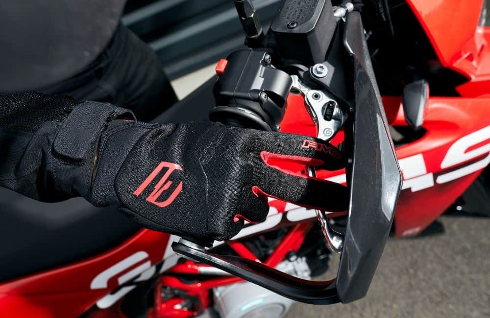 ถุงมือ FIVE Globe EVO พร้อมการ์ดป้องกันสนับมือและกันสไลด์