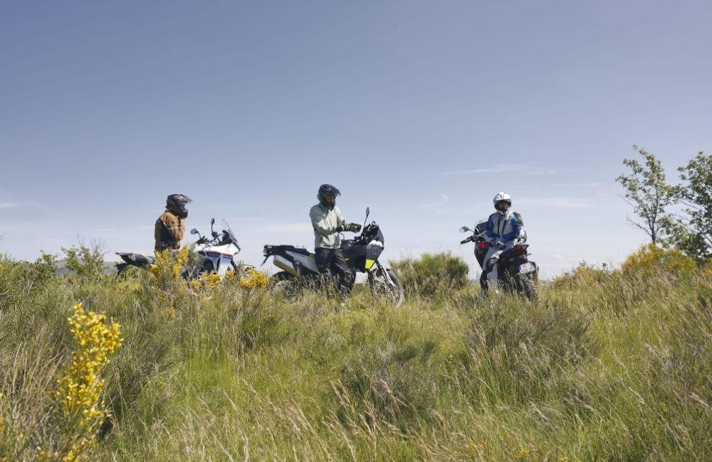 นักขี่มอเตอร์ไซค์สวมถุงมือ FIVE Advanced Gloves ระหว่างการเดินทางทางไกล