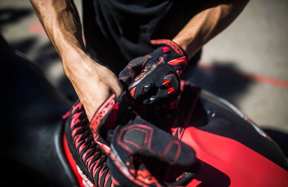 ถุงมือ FIVE Advanced Gloves ที่สวมใส่กระชับและควบคุมรถได้มั่นใจ