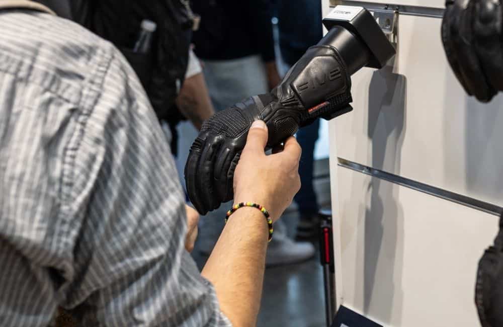 ถุงมือข้อยาว FIVE Advanced Gloves สำหรับการขับขี่มอเตอร์ไซค์